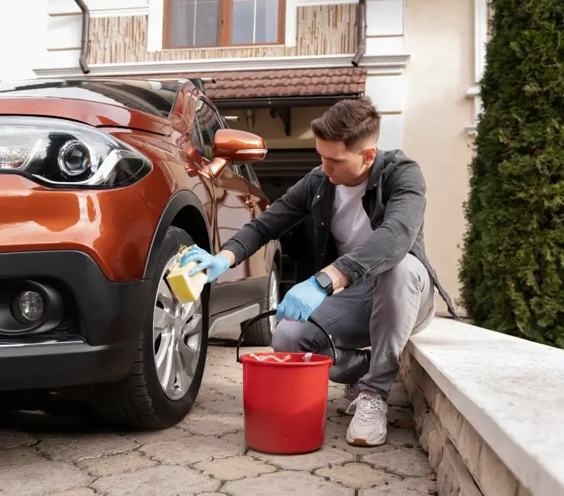 Lavage auto à domicile Maignaut-Tauzia : professionnel intervenant sur un véhicule